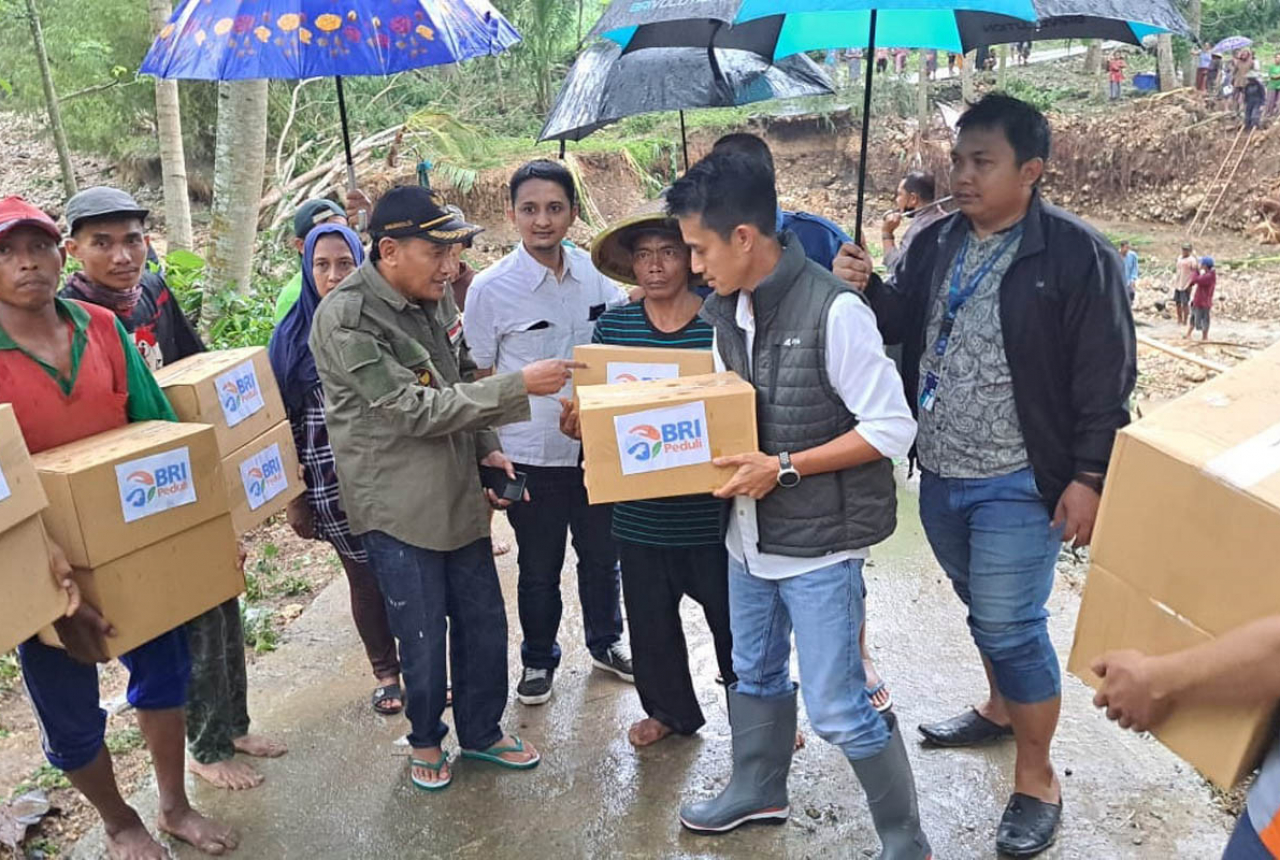 BRI Salurkan Bantuan untuk Korban Banjir Jawa Timur - GenPI.co SULTRA