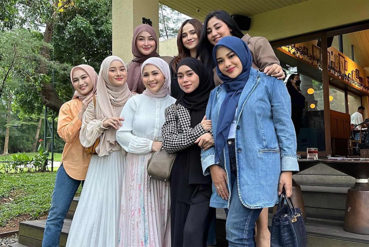 Kumpul dengan Geng Hijab, Lesti Kejora Kirim Kode Senyum - GenPI.co SULTRA