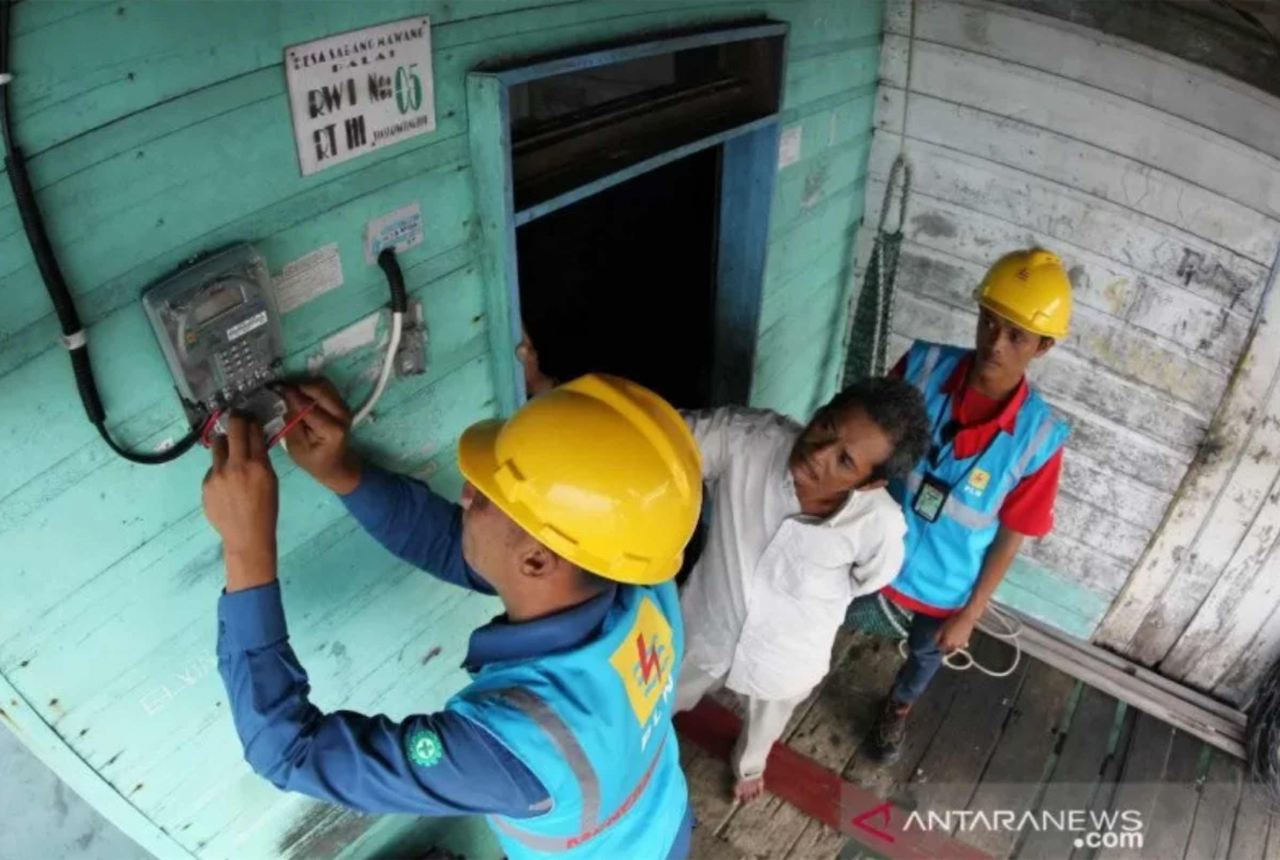 Sisihkan Gaji, PLN Kendari Beri Hampir 100 Warga Sultra Listrik Gratis - GenPI.co SULTRA