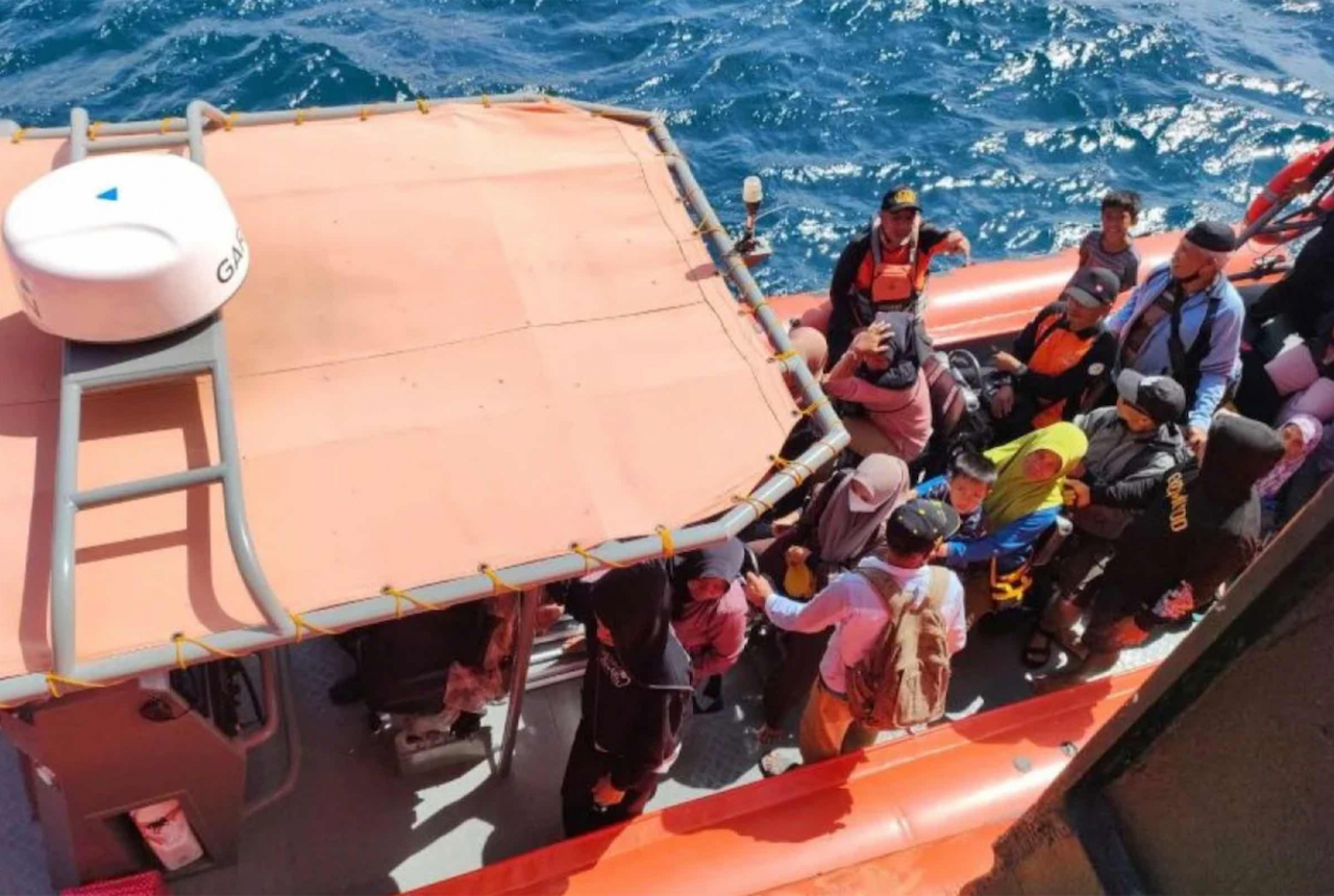 Musibah Kapal Ambulans, 26 Penumpang Terjebak di Tengah Laut Konawe Selatan - GenPI.co SULTRA