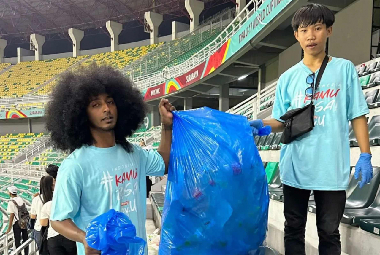 Suporter Indonesia Pungut Sampah di Piala Dunia U17, Erick Thohir: Salut - GenPI.co SULTRA