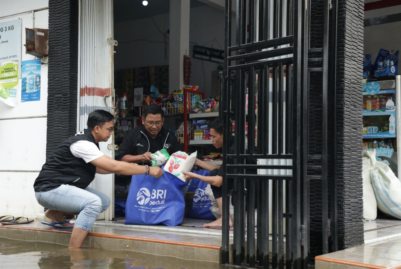 BRI Peduli Menyalurkan Bantuan kepada Warga Terdampak Banjir di Demak - GenPI.co SULTRA