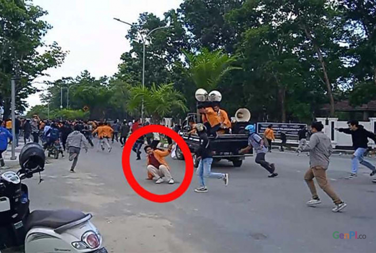 Aksi Damai BEM Tolak Tambang Ricuh, Presma UHO Jatuh dari Mobil - GenPI.co SULTRA