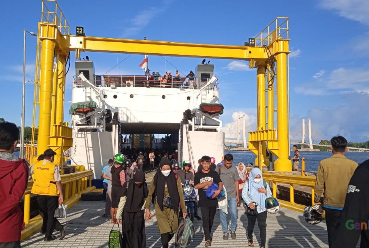 Senin Mulai Bekerja, Arus Balik di Pelabuhan Kendari Mulai Terasa - GenPI.co SULTRA