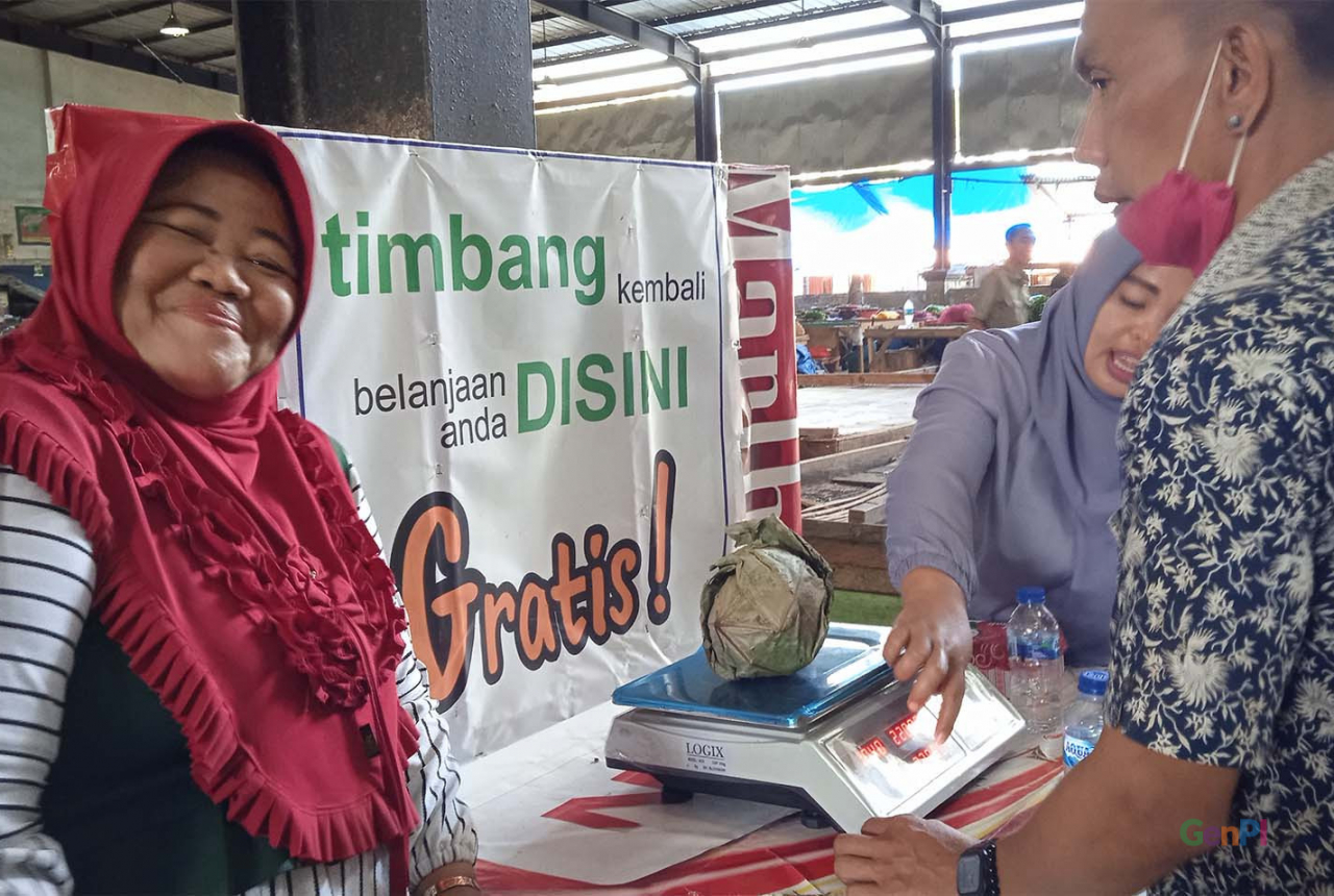 200 Pedagang Pasar Kendari Happy, Sulkarnain Bagi-Bagi Bantuan - GenPI.co SULTRA