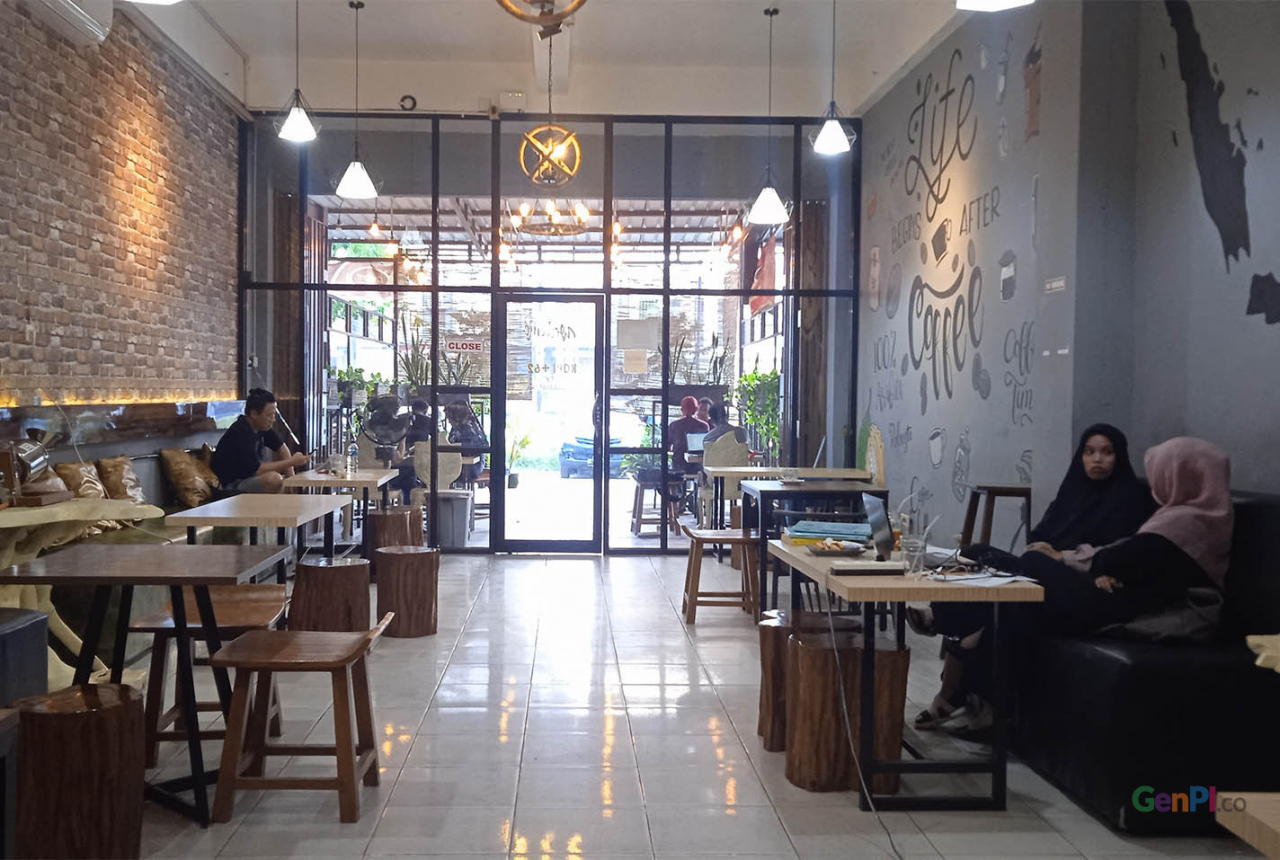 Kopi +62, Coffee Shop Kendari Berkonsep Tropis, Desain Industrial - GenPI.co SULTRA