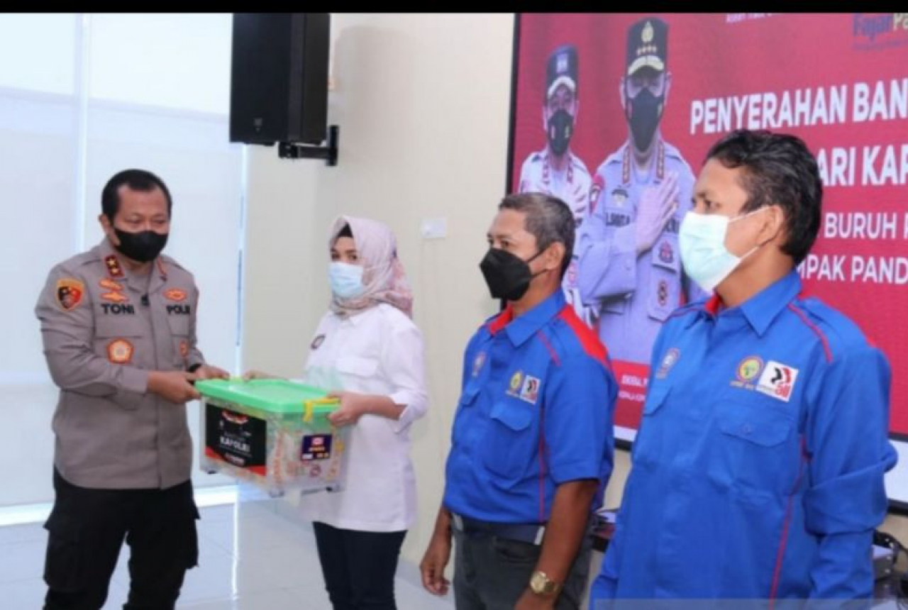 Kapolri Beri Bantuan Paket Sembako kepada Buruh di Palembang - GenPI.co SUMSEL