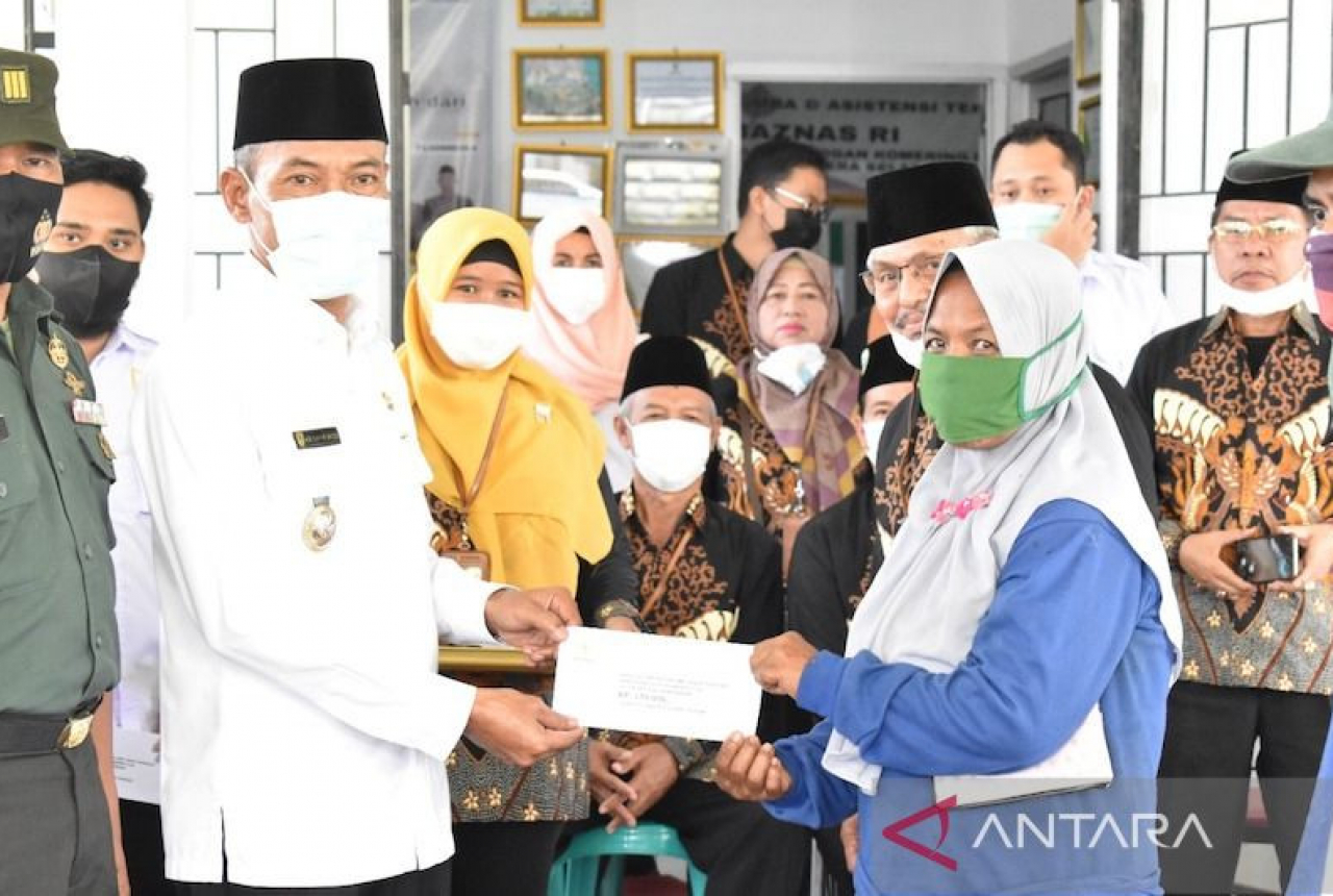 Ratusan Pegawai Kebersihan di OKI Terima Zakat dari Baznas - GenPI.co SUMSEL