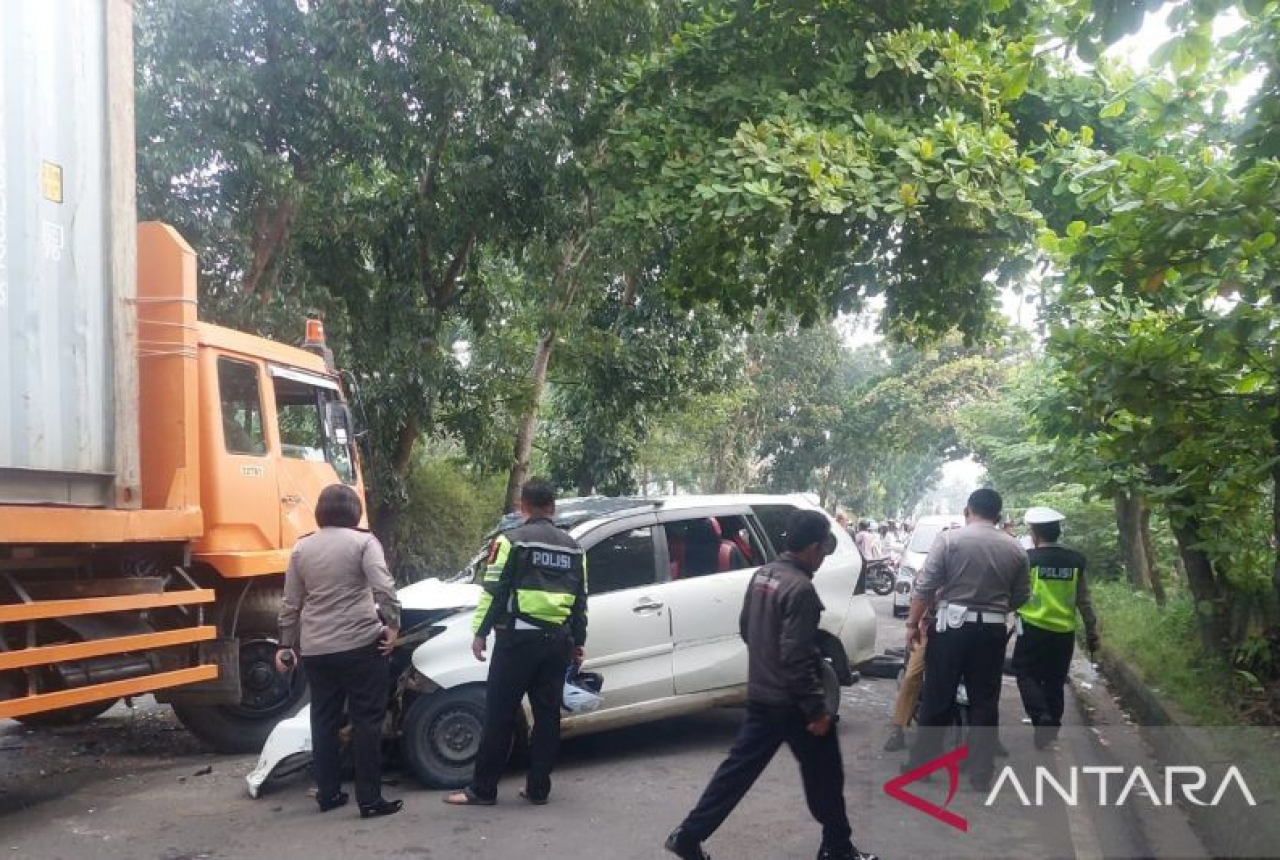 Minibus Tabrak Truk Kontainer di Palembang, Begini Kondisi Korban - GenPI.co SUMSEL
