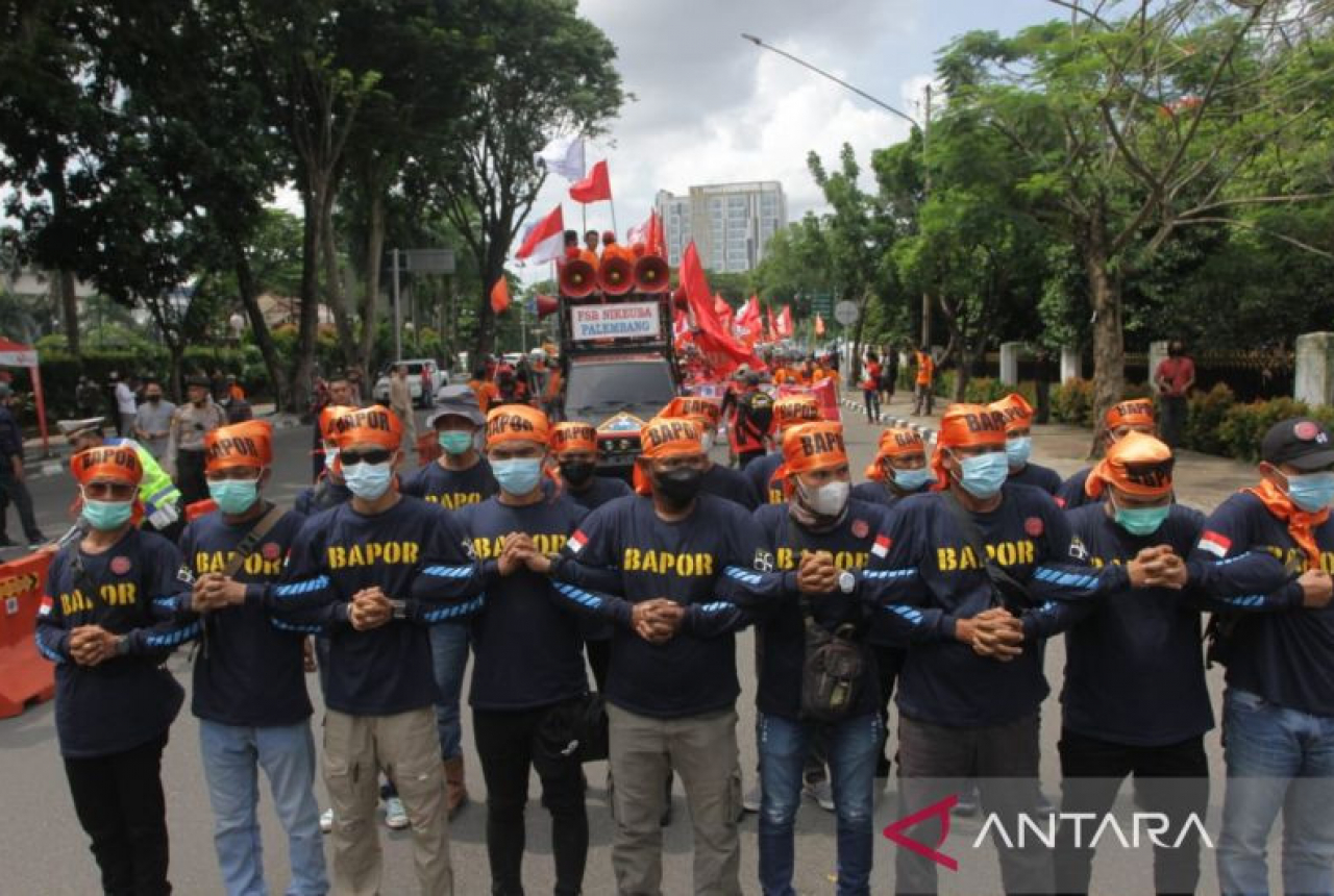 Tolak UU Cipta Kerja, Ratusan Buruh Gelar Unjuk Rasa di Palembang - GenPI.co SUMSEL