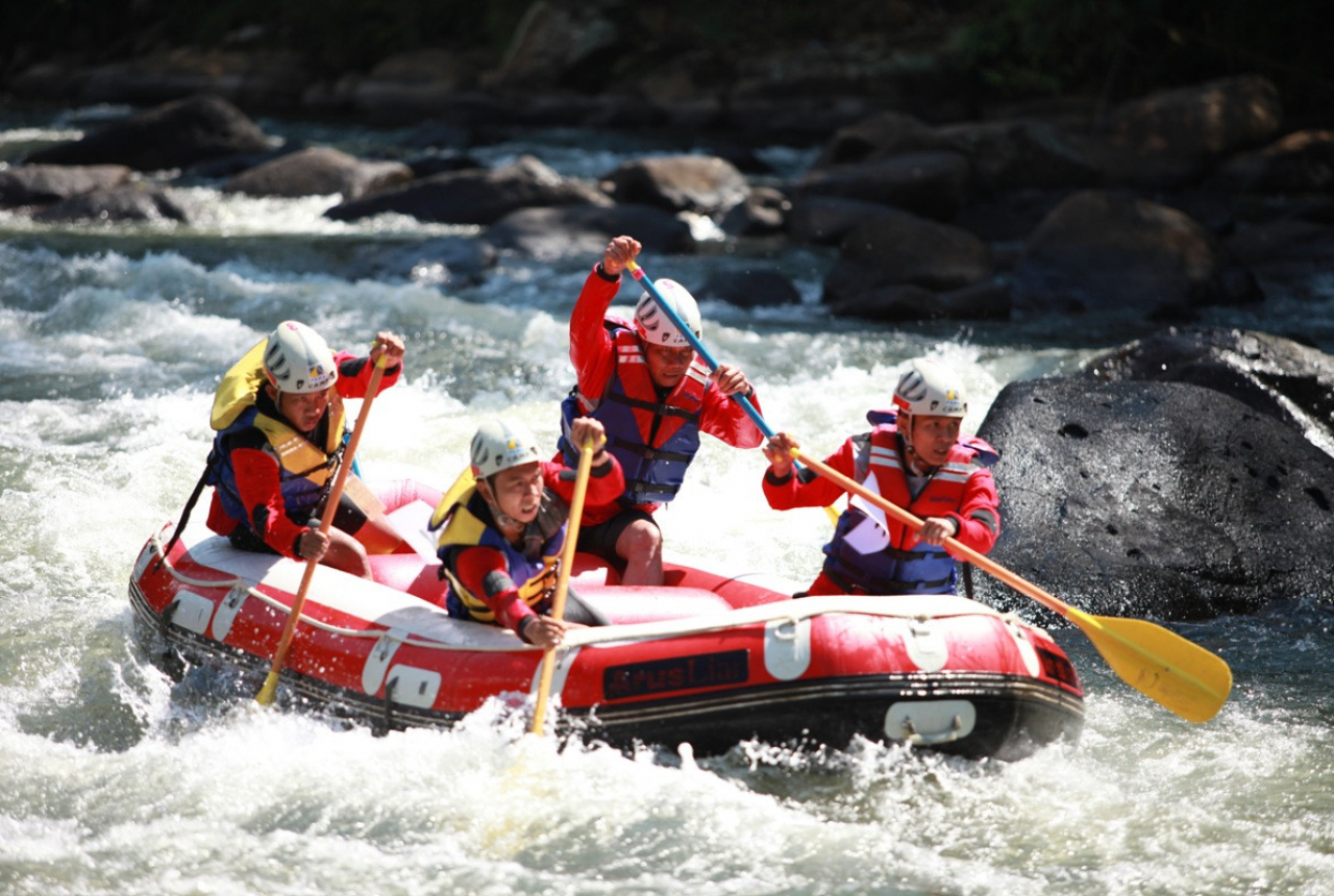 Rafting di Bedegung, Uji Adrenalin di Alam Muara Enim yang Asri - GenPI.co SUMSEL