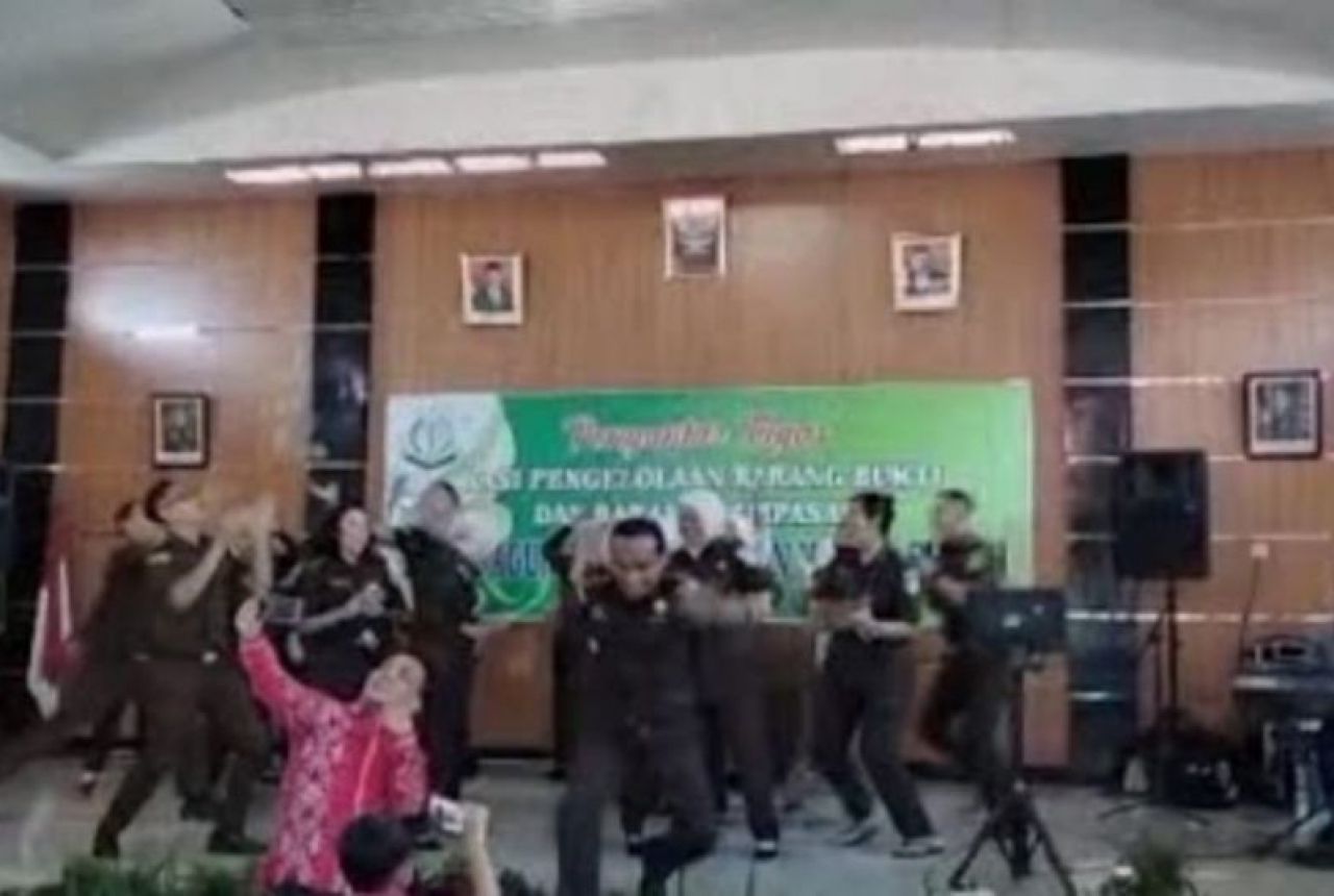 Kejagung ke Kejati Sumsel: Usut Video Viral Jaksa Lahat Saweran - GenPI.co SUMSEL