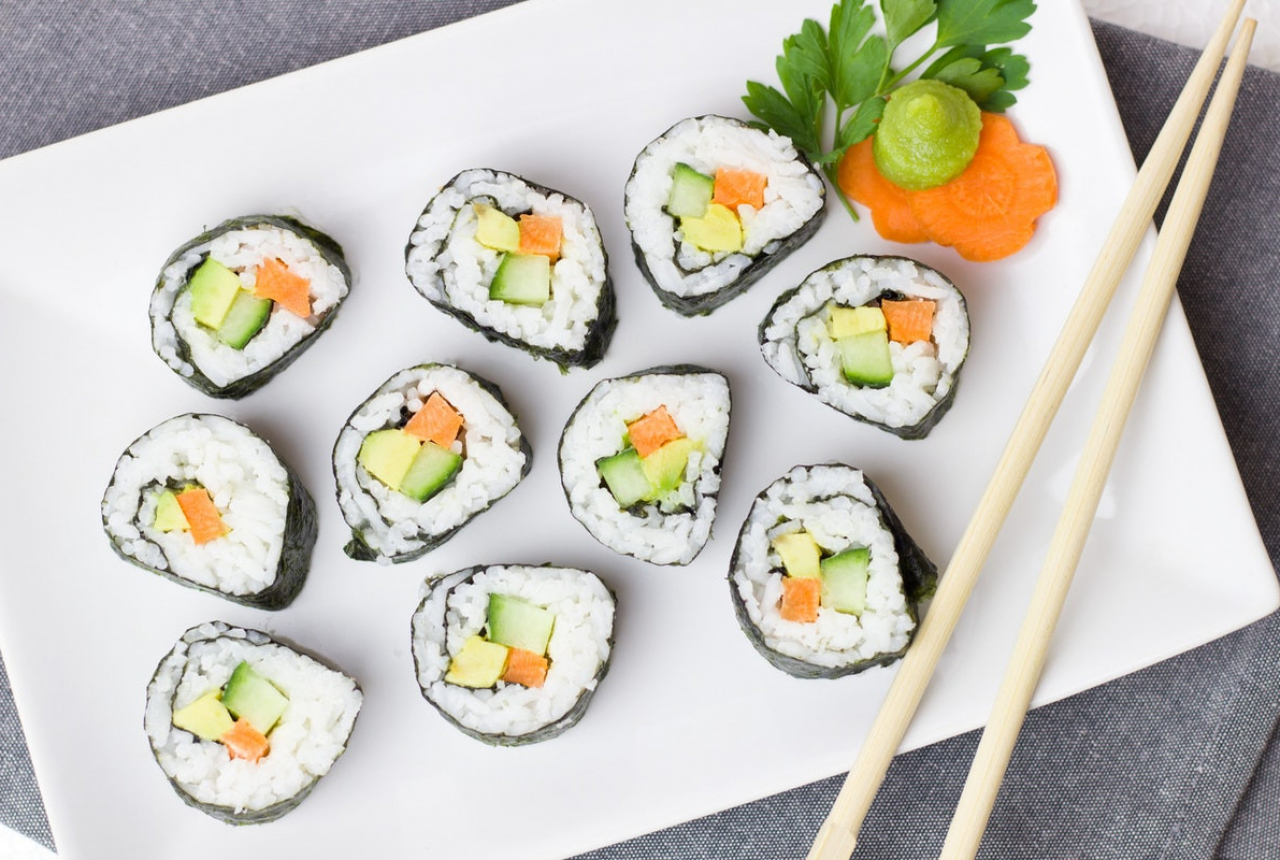 Benar Nggak Sih Makan Sushi Menyehatkan? Nih Ulasannya - GenPI.co SUMSEL
