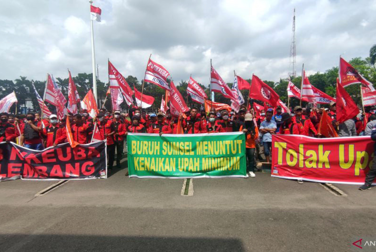 Tuntut UMK Naik, 500 Buruh Gelar Aksi Unjuk Rasa di Palembang - GenPI.co SUMSEL