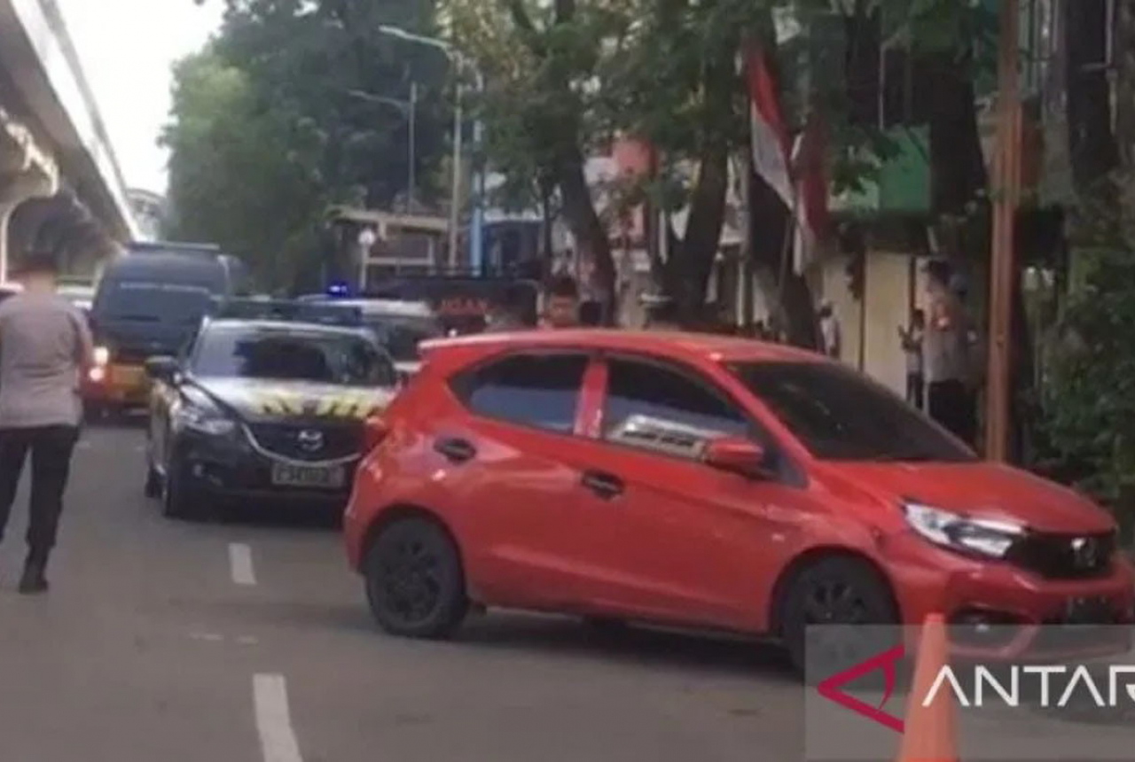 Honda Brio Terparkir di Palembang, Isi Senjata Api Laras Panjang - GenPI.co SUMSEL