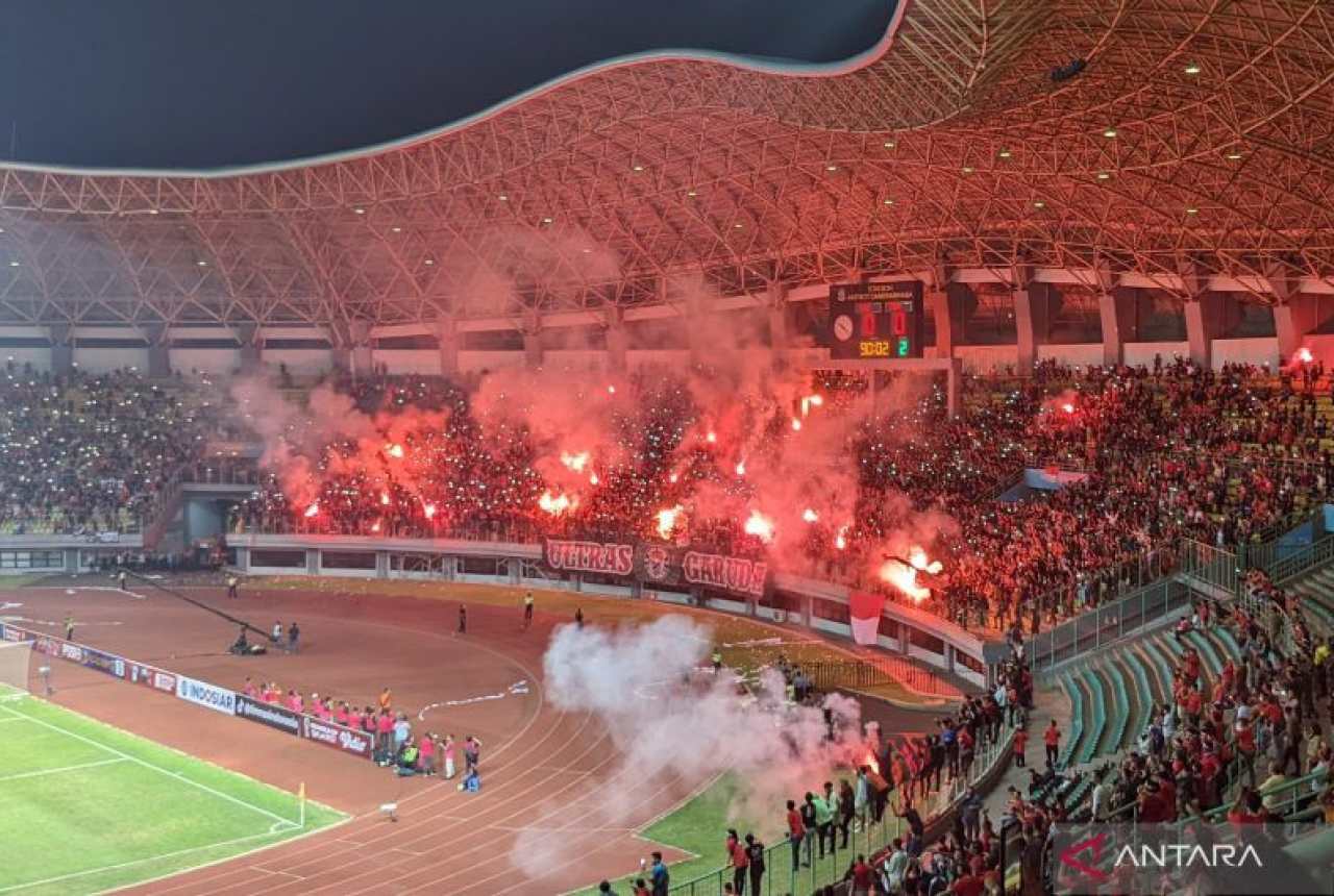 Pendukung Timnas Tolong Tidak Bawa Flare, Shin Tae Yong Mengeluh - GenPI.co SUMSEL