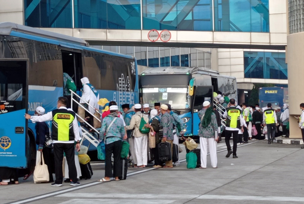450 Jemaah Haji Kloter 1 Asal OKU Timur Tiba di Bandara SMB II - GenPI.co SUMSEL