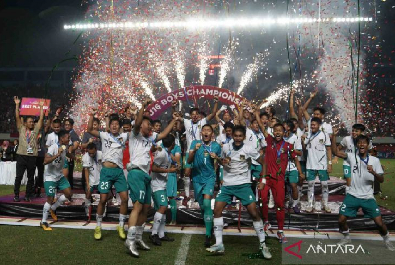 Ikut Angkat Trofi Piala AFF U-16, Menpora Beri Klarifikasi - GenPI.co SUMSEL