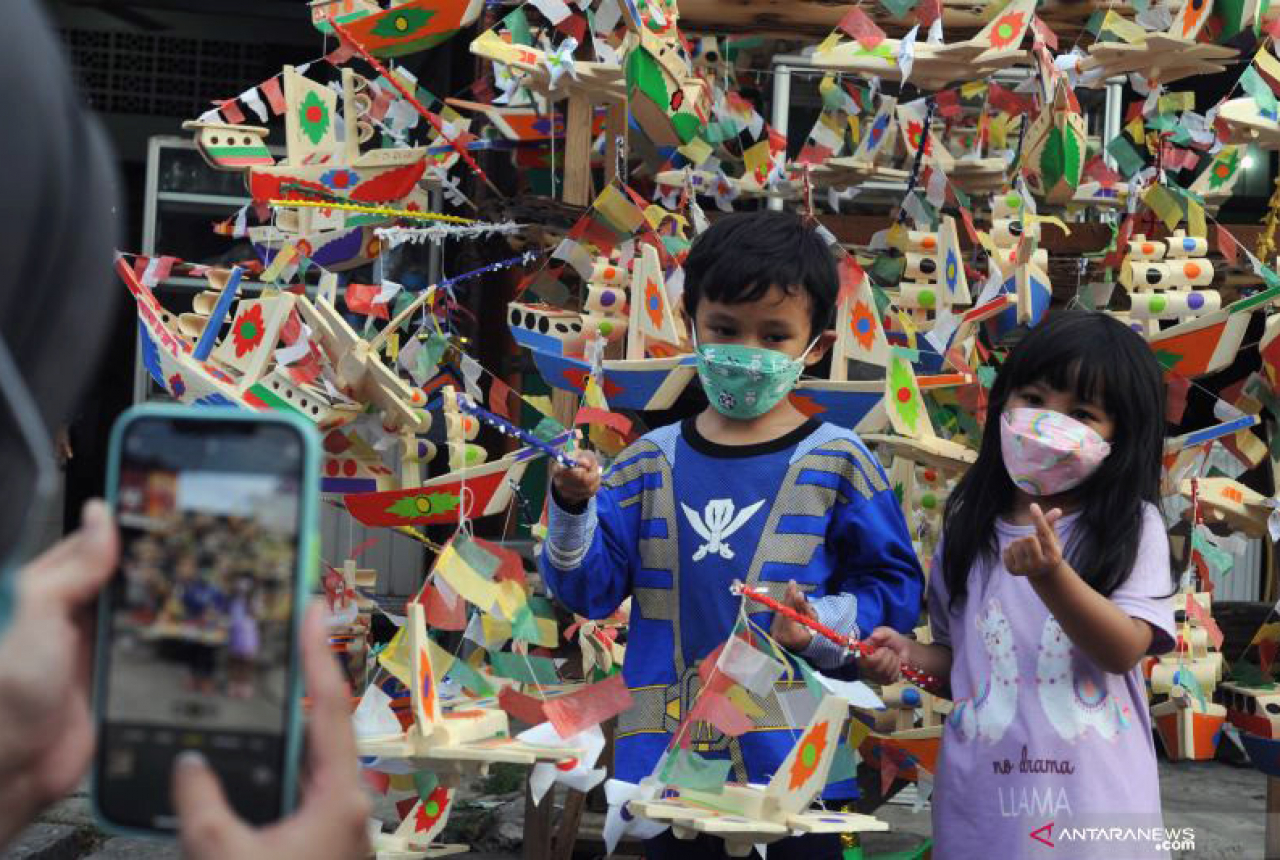 Anak-anak di Palembang Masih Beli Mainan Telok Abang - GenPI.co SUMSEL