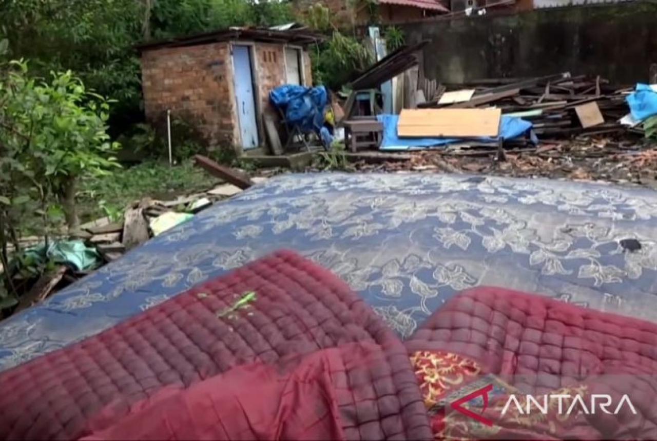 Rumah Buruh Cuci di Palembang Roboh Diterpa Angin Kencang, Lihat Kondisinya - GenPI.co SUMSEL