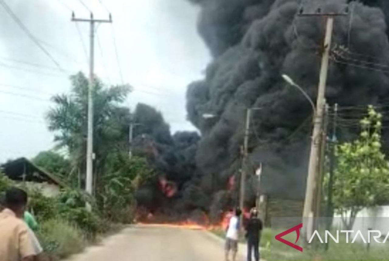 Api Lahap Gudang Penyimpanan BBM di Palembang, Begini Kondisinya - GenPI.co SUMSEL