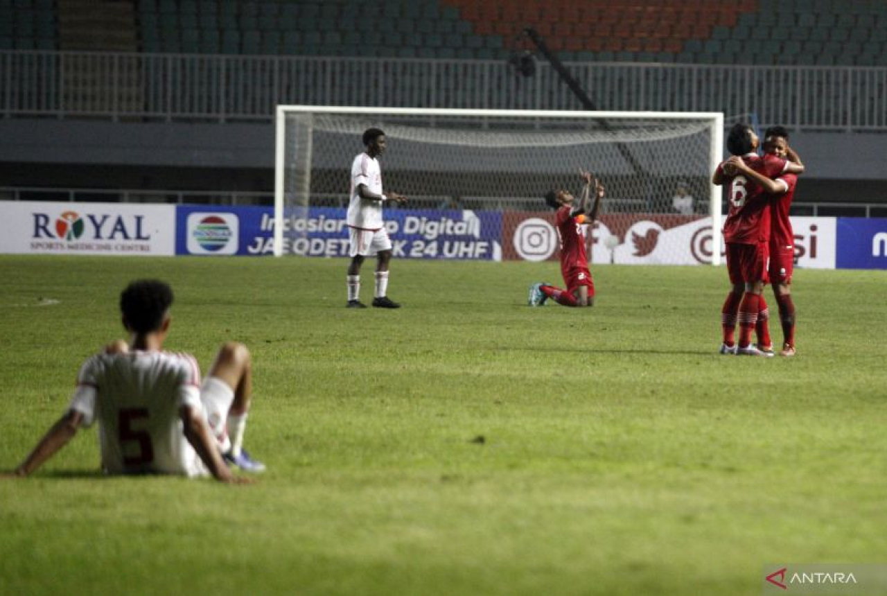Timnya Kalah 2-3, Pelatih UEA Salahkan Kondisi Rumput Stadion Pakansari - GenPI.co SUMSEL