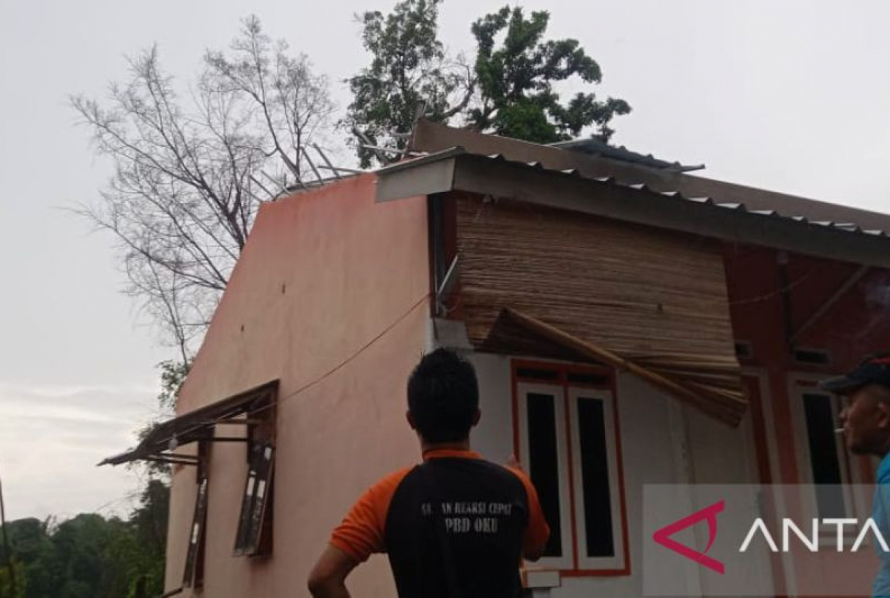 Diterjang Angin Puting Beliung, Puluhan Rumah Warga OKU Rusak Berat - GenPI.co SUMSEL