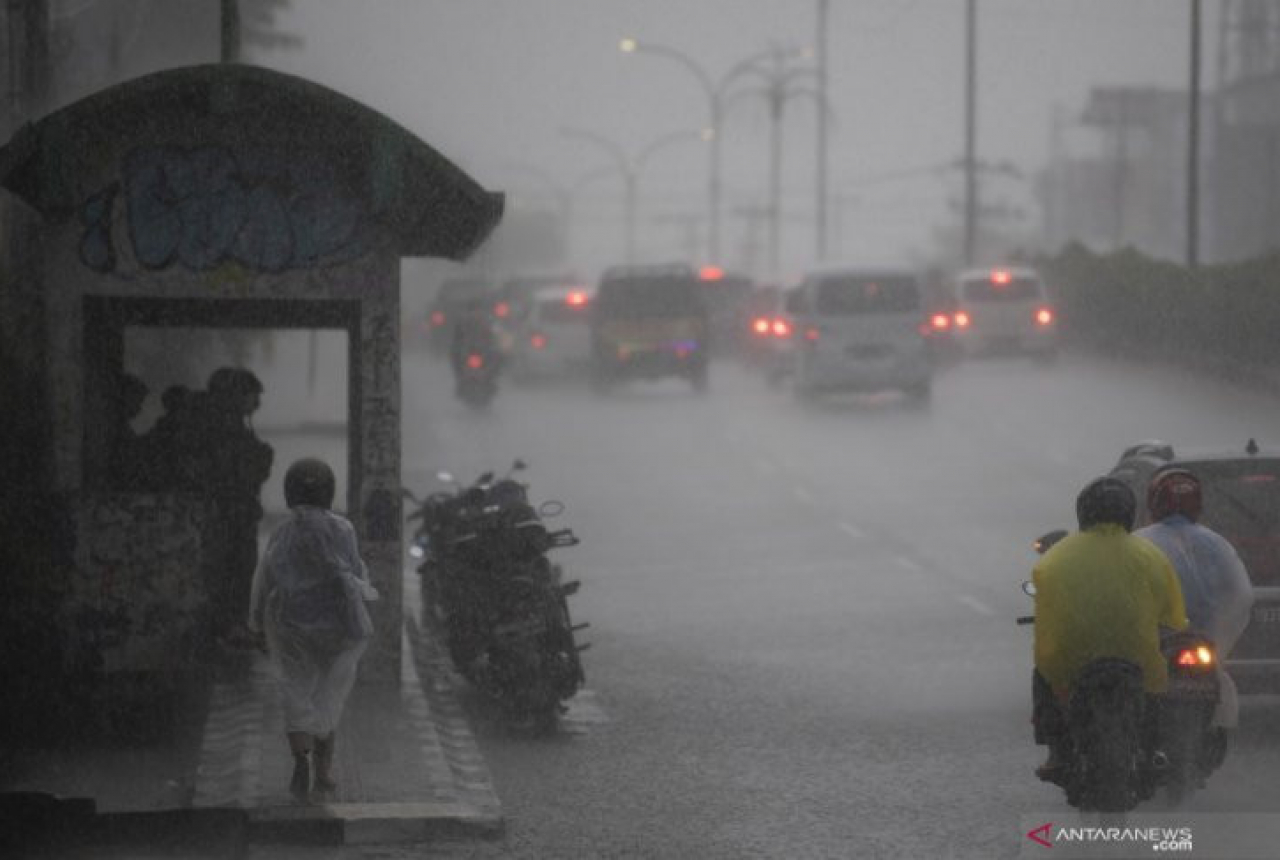 Sedia Payung, Hujan Ringan-Petir Bakal Guyur Sumsel Siang Hari - GenPI.co SUMSEL