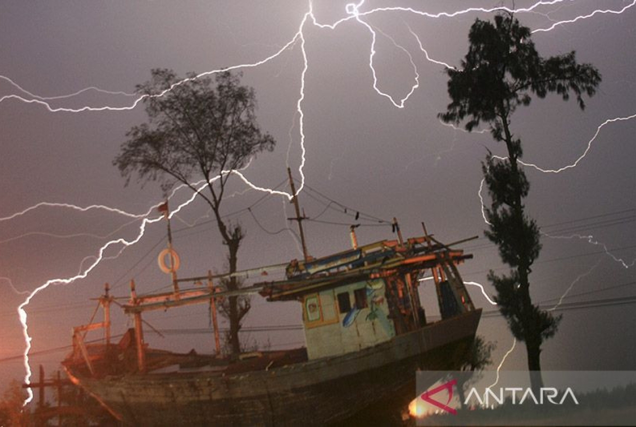 BMKG: Hujan Petir Bakal Landa 3 Wilayah Sumsel di Siang Hari - GenPI.co SUMSEL