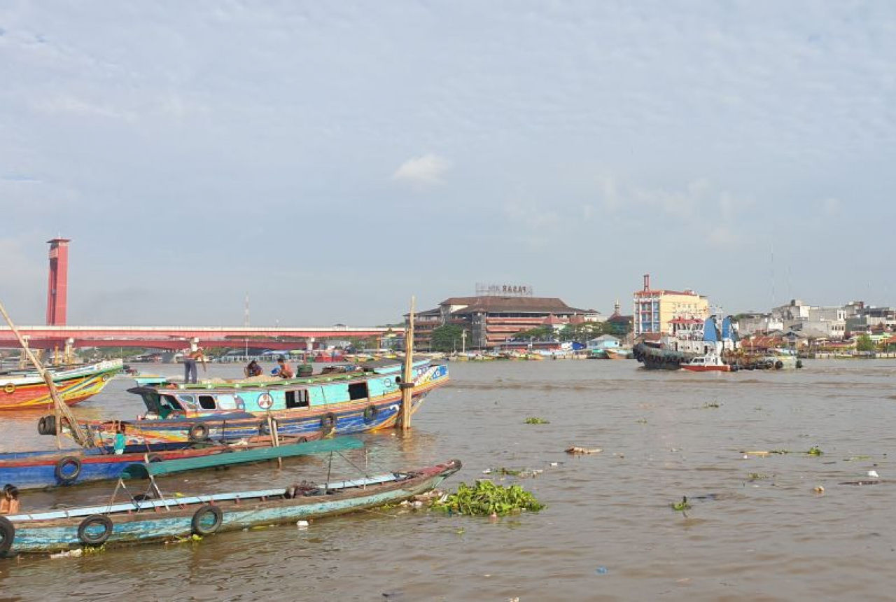 DLHK Palembang: 90 Ton Sampah Dibuang ke Sungai Musi Setiap Hari - GenPI.co SUMSEL