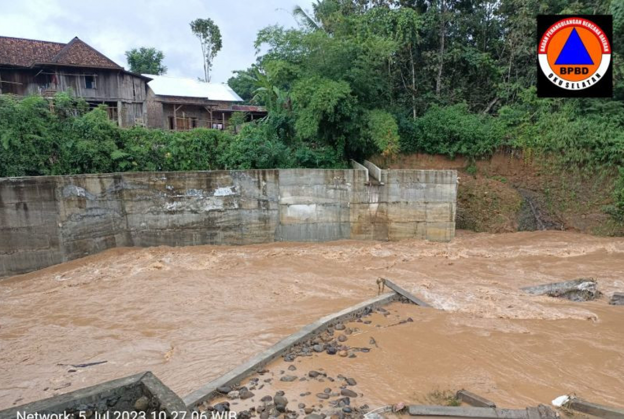 Banjir di OKU Selatan: 6 Orang Hanyut, 1 Meninggal Dunia - GenPI.co SUMSEL