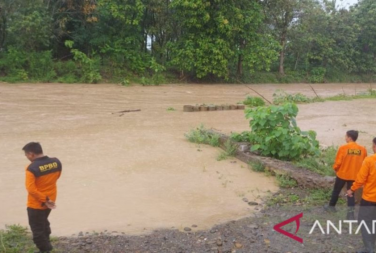 2 Jembatan Gantung di OKU Selatan Hanyut Terbawa Banjir Bandang - GenPI.co SUMSEL