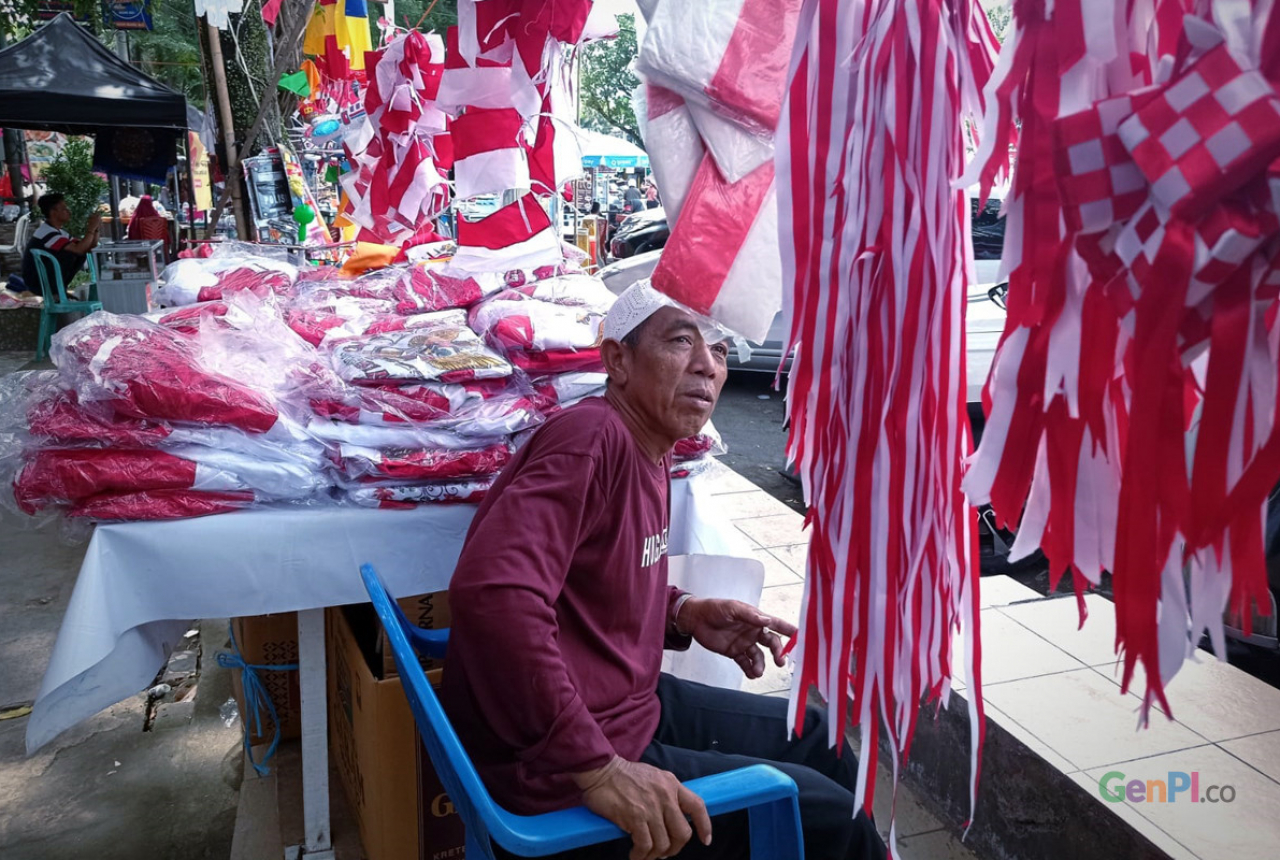 Jualan Bendera, Buruh Bangunan di Palembang Raup Rp150 Ribu/Hari - GenPI.co SUMSEL