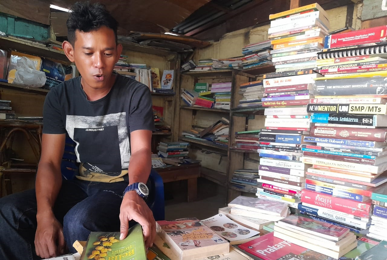 Bisnis Buku Bekas di Palembang Masih Menjanjikan, Omzet Rp3 Juta - GenPI.co SUMSEL