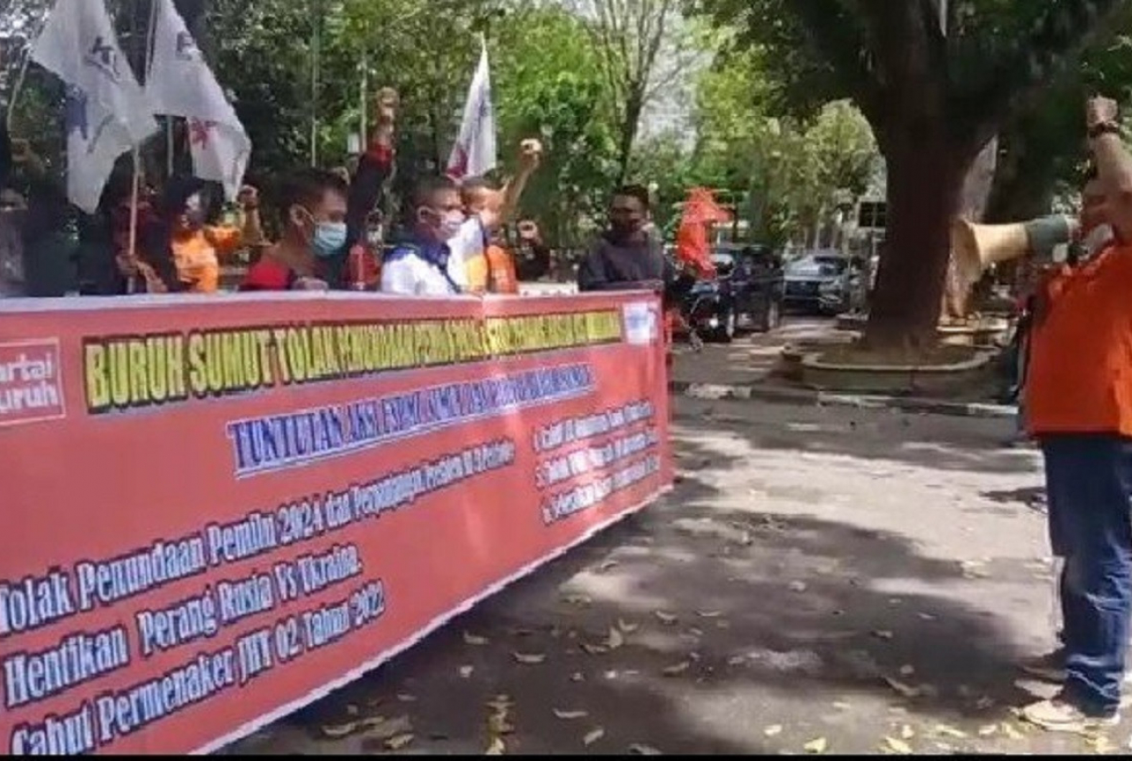 Buruh Geruduk Kantor DPRD Sumut, Sebut Nama Jokowi - GenPI.co SUMUT