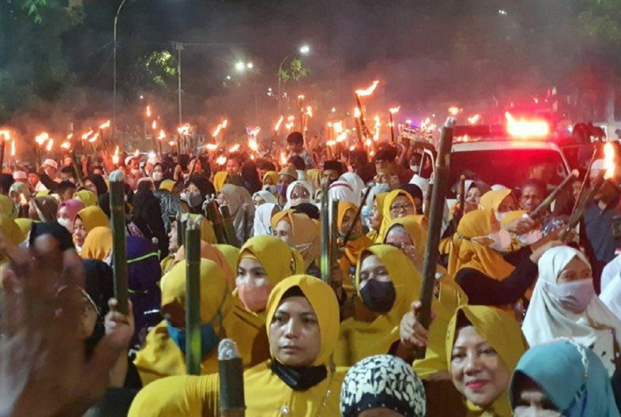 Warga Medan Tumpah Ruah Bawa Obor Sambut Ramadan - GenPI.co SUMUT