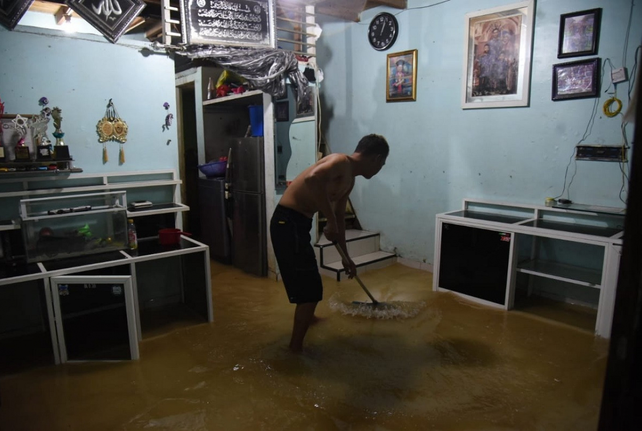 Astaga, Warga Sei Mati Medan Sahur di Tengah Banjir - GenPI.co SUMUT