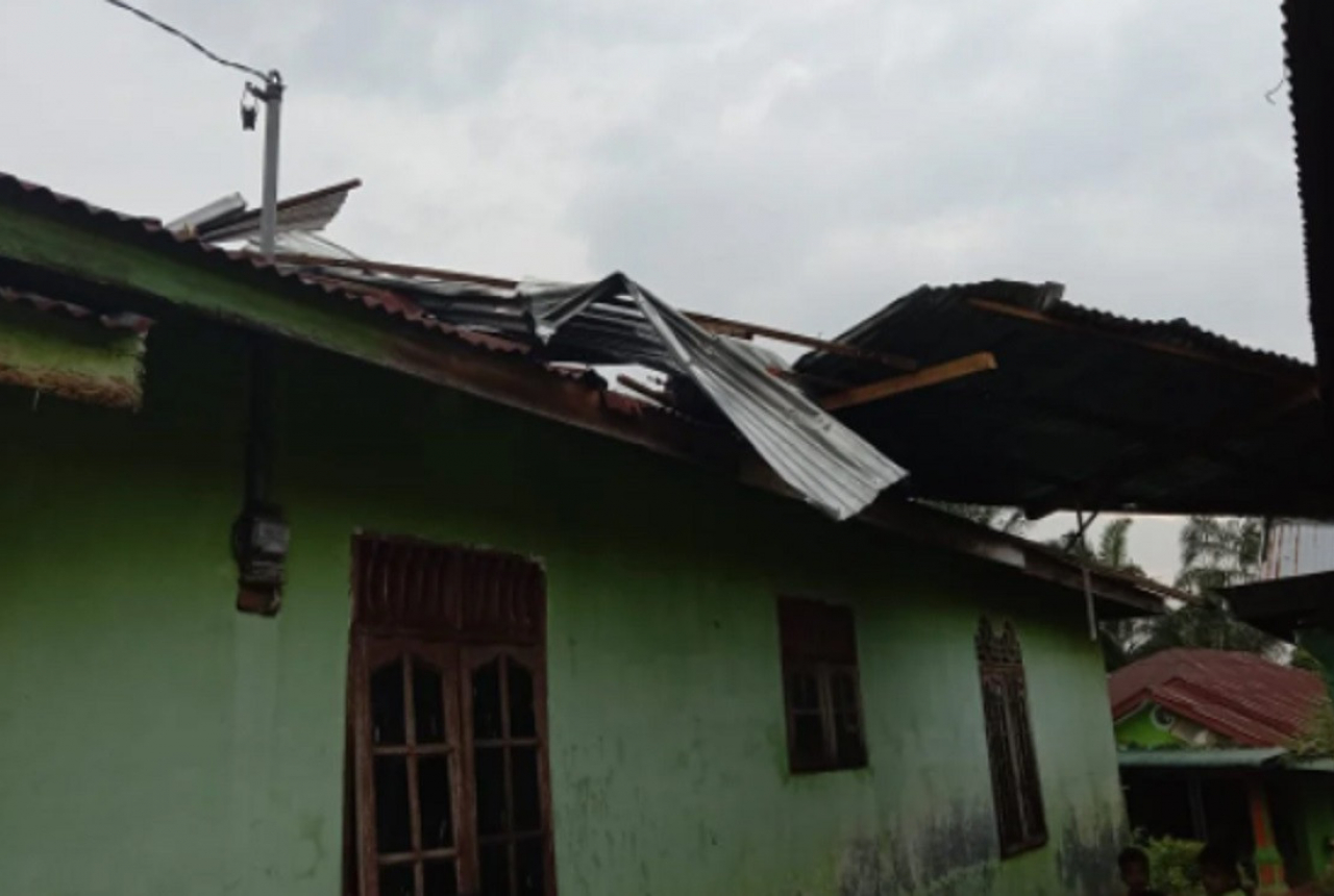 Angin Kencang Rusak 63 Rumah di Binjai, Ujar BNPB - GenPI.co SUMUT