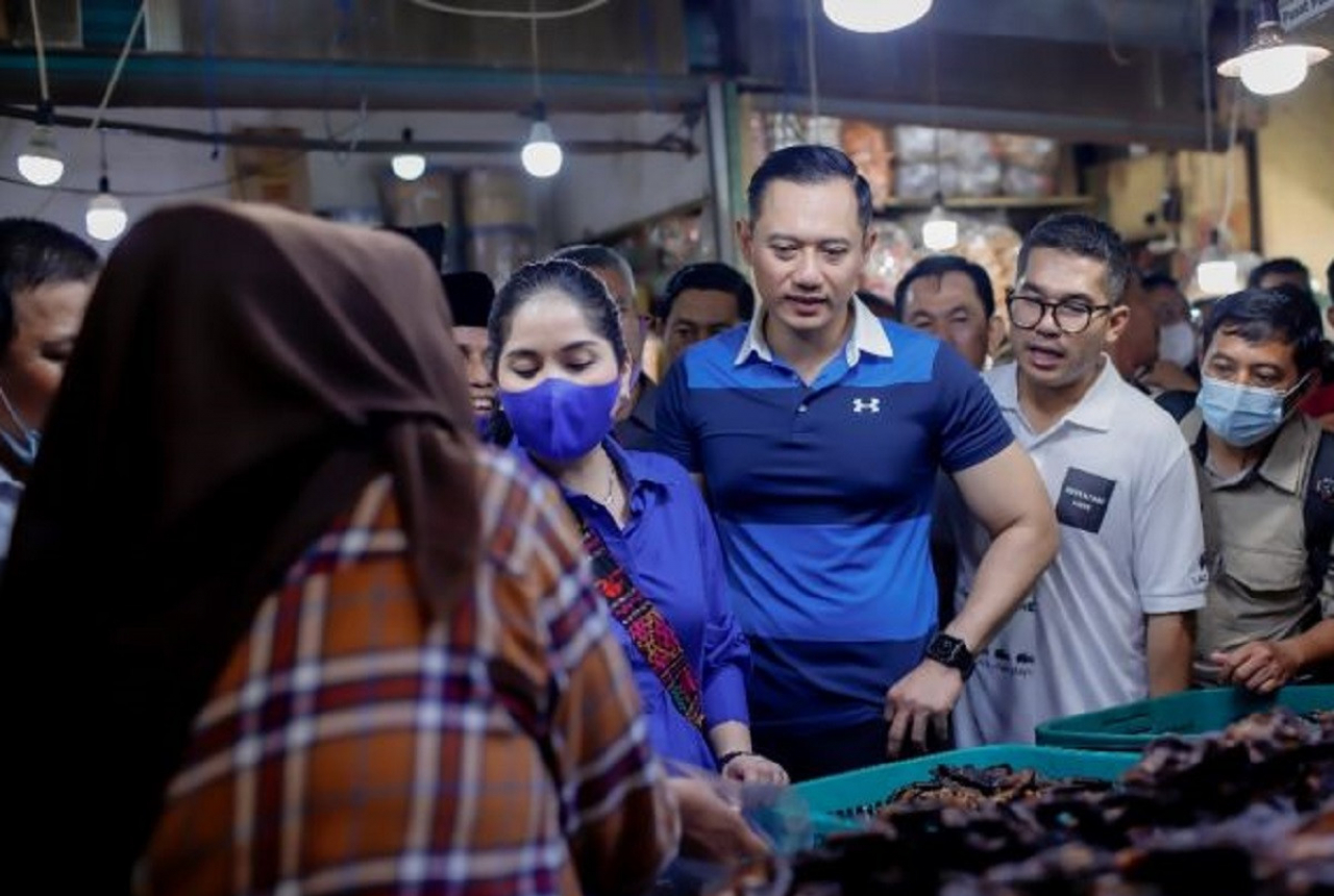 Anisa Pohan Borong Ikan Teri dan Emping Khas Medan - GenPI.co SUMUT