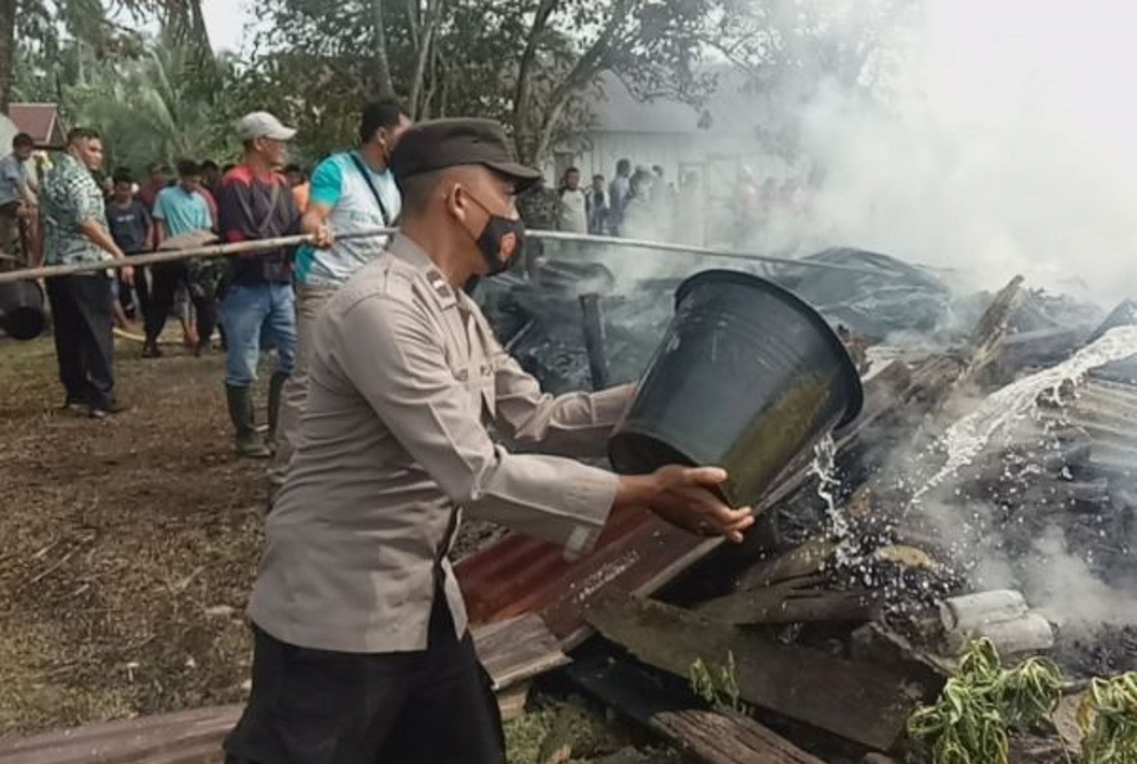 2 Rumah Papan Milik PTPN di Langkat Ludes Terbakar - GenPI.co SUMUT