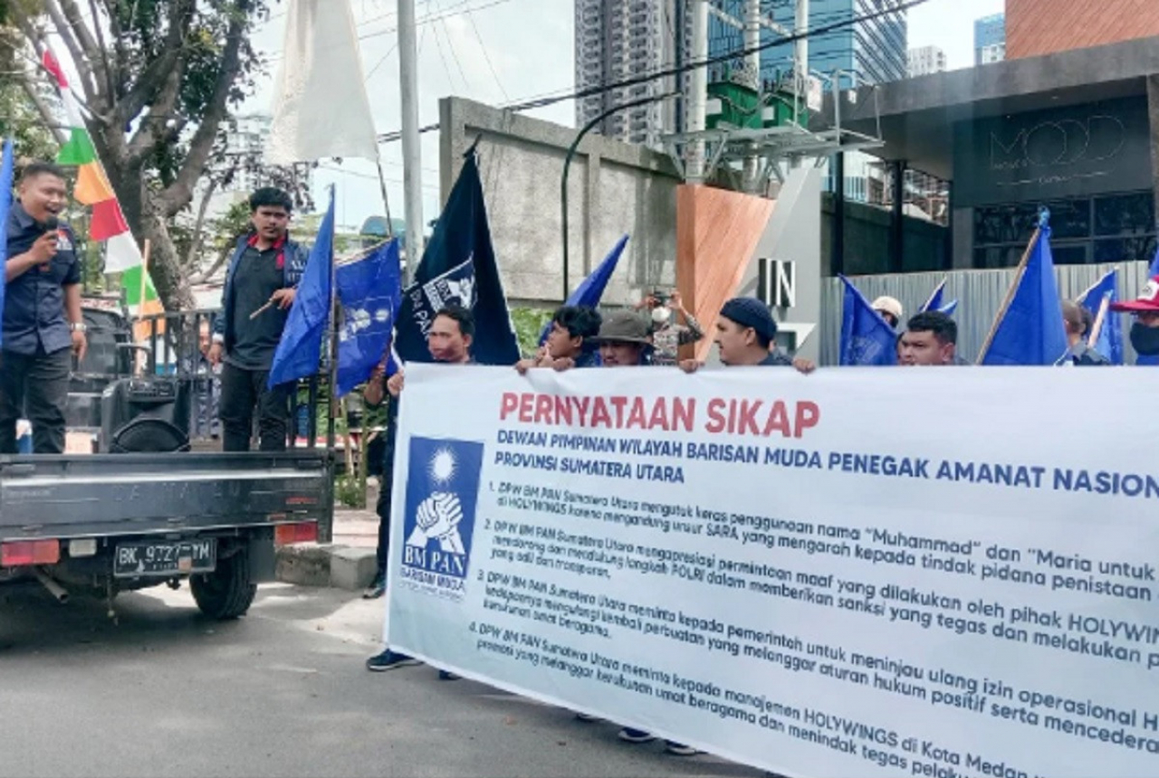 Massa Aksi Desak Izin Holywings Medan Ditinjau - GenPI.co SUMUT