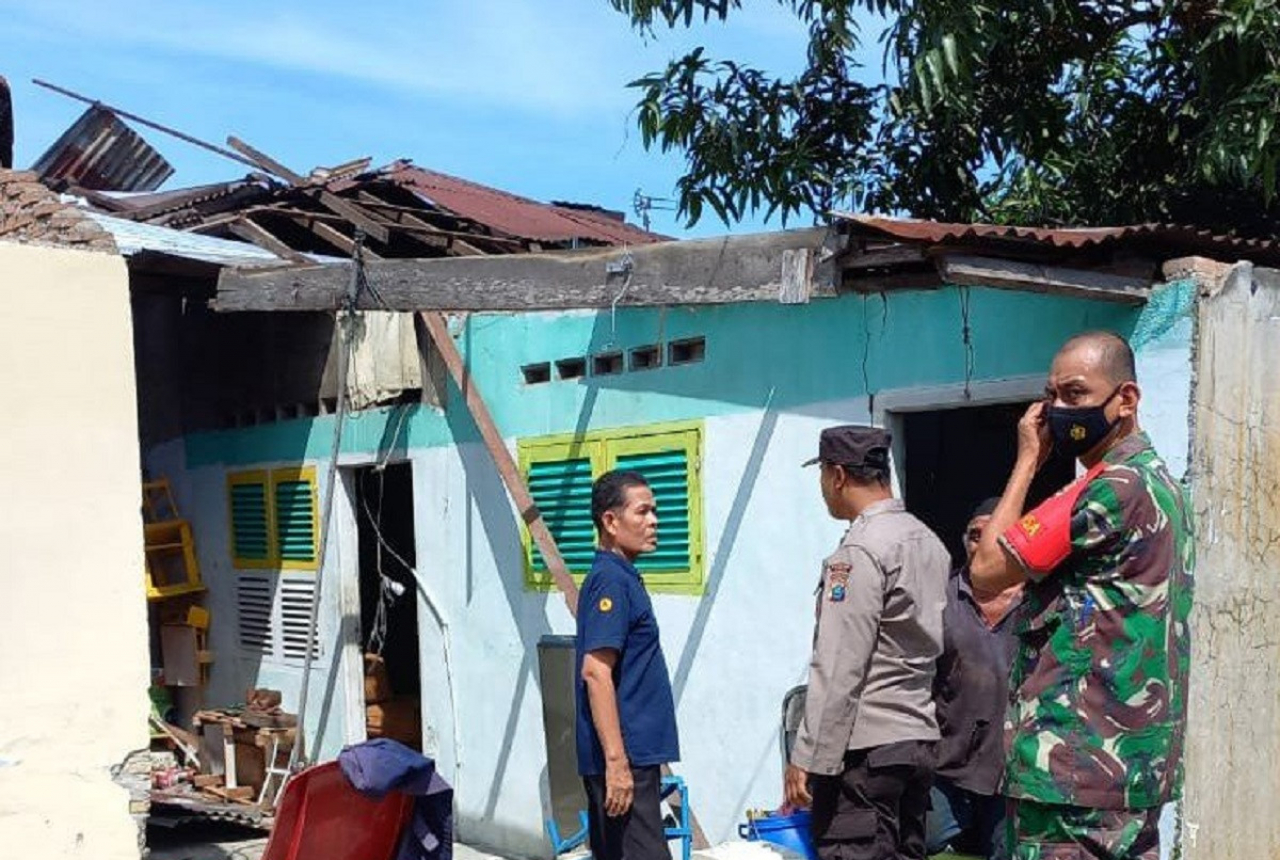 Puting Beliung Porak-poranda 5 Rumah di Medan - GenPI.co SUMUT