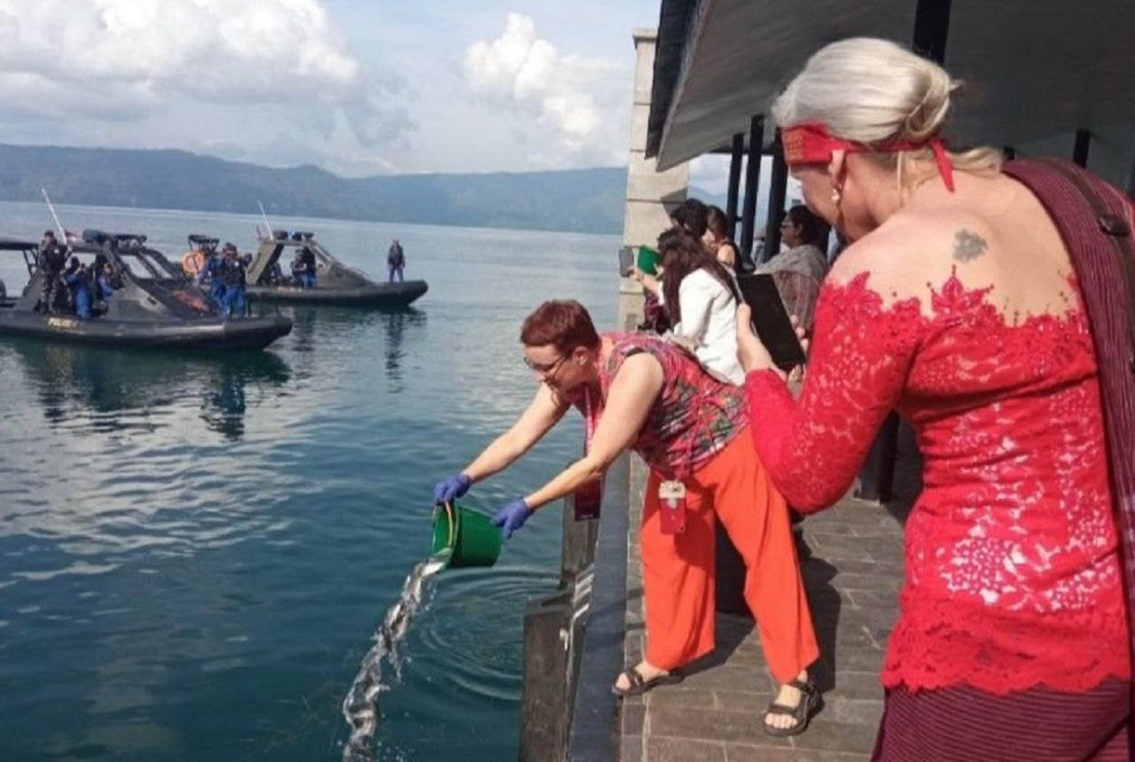 Delegasi W20 Summit Tabur Benih Ikan di Danau Toba - GenPI.co SUMUT