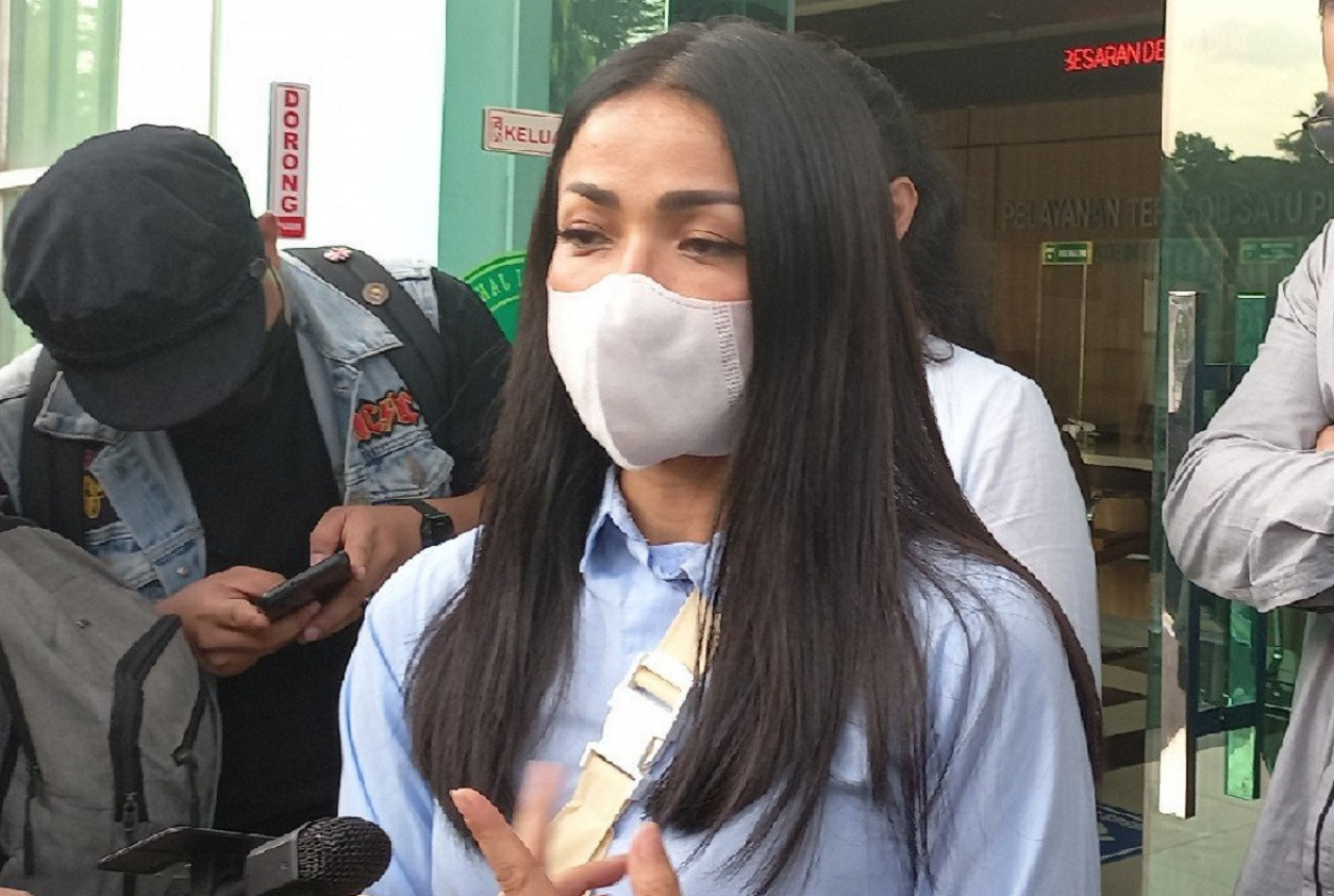 Mendiang Ibunya Difitnah, Nirina Zubir Naik Pitam - GenPI.co SUMUT