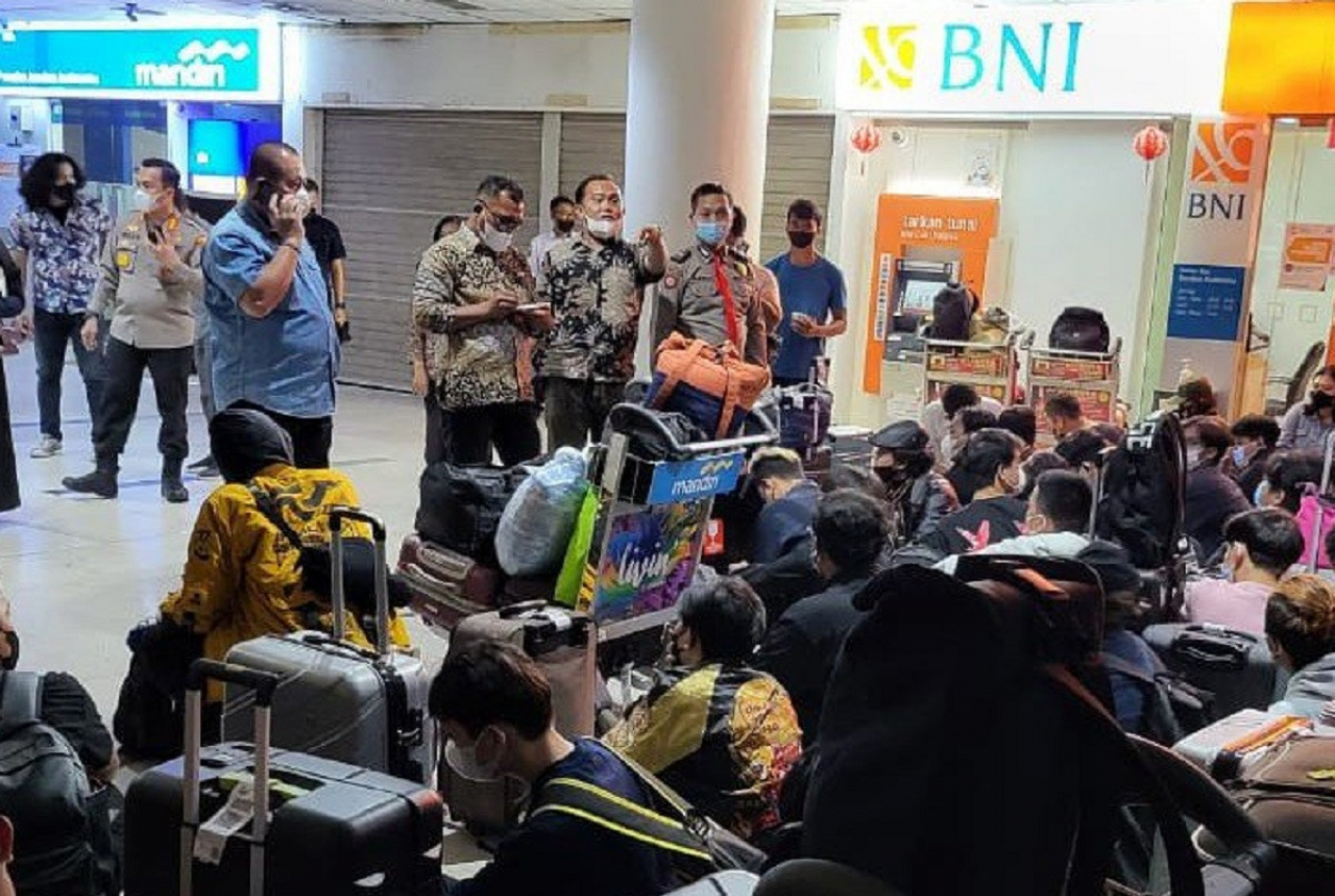Petugas Bandara Kualanamu Gagalkan Pengiriman 211 PMI Ilegal - GenPI.co SUMUT