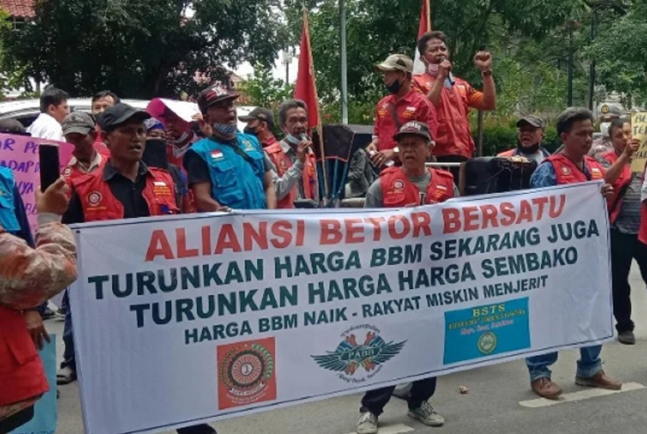 Pengemudi Bentor Demo Kantor Pertamina di Medan - GenPI.co SUMUT