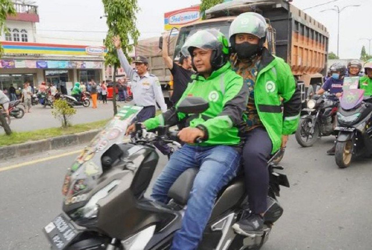 Gaya Bobby Nasution Naik Ojol, Tangan Pegang Belakang - GenPI.co SUMUT