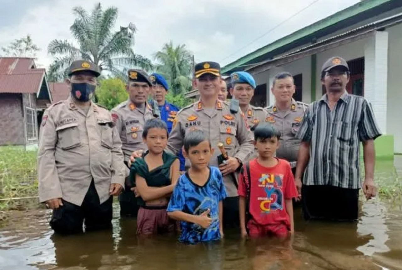 Lihat Kapolres Langkat Beri Bantuan ke Korban Banjir - GenPI.co SUMUT