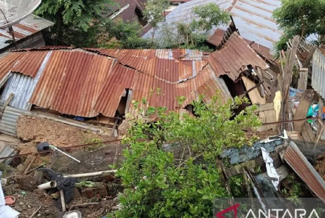 1 Rumah Warga di Padang Sidempuan Tertimbun Longsor - GenPI.co SUMUT