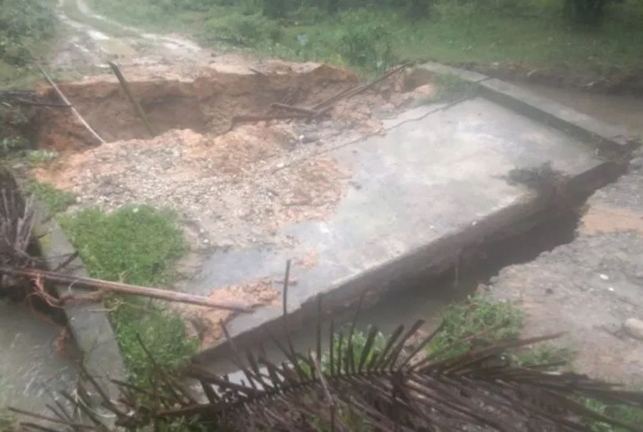 Banjir Langkat: Jembatan dan Rumah Warga Rusak - GenPI.co SUMUT